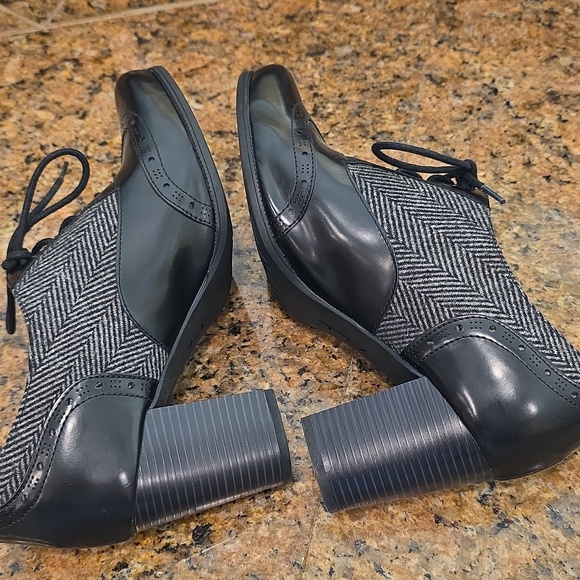 Clarks Artisan Lace Up Booties - SZ 9.5 - Picture 7 of 13